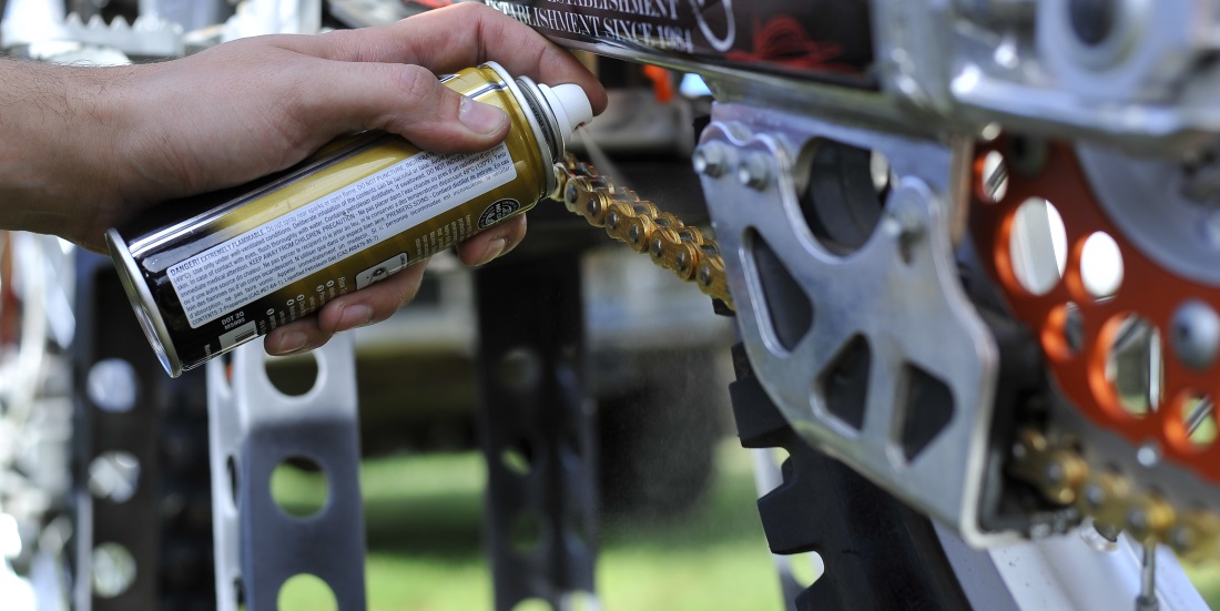 How To Adjust Motorcycle Chain? With Or Without Stand — Throttle Buff