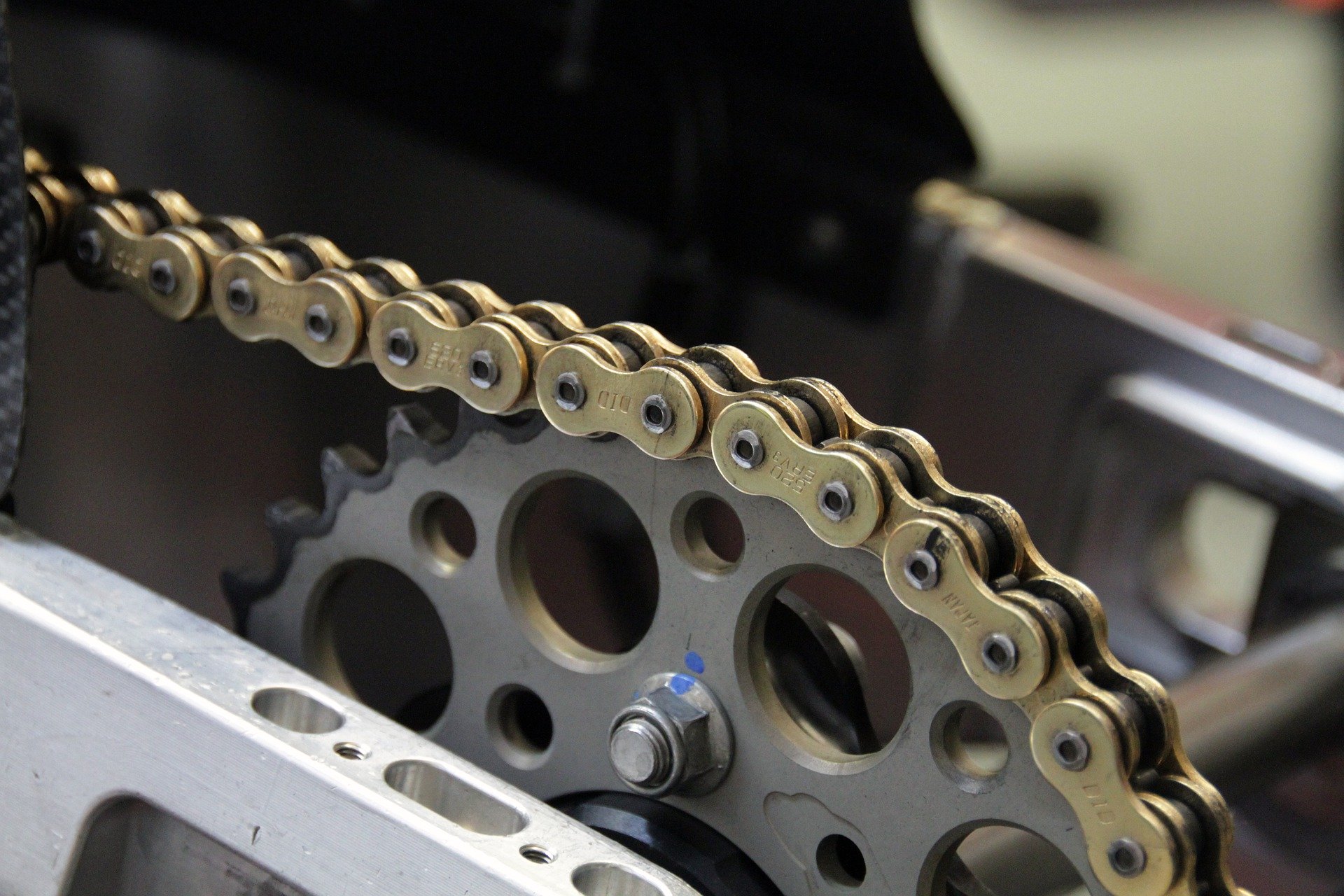 How to Safely Adjust Motorcycle Chain without Stand - EaseHolder